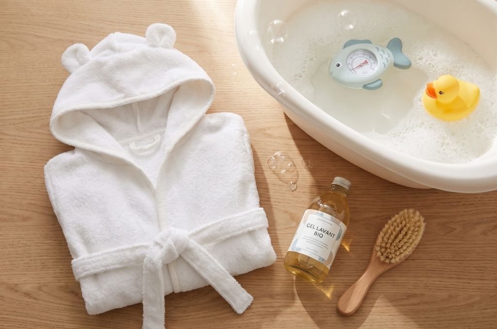 Accessoires de bain pour bébé : baignoire, thermomètre, canard, gel lavant et brosse douce