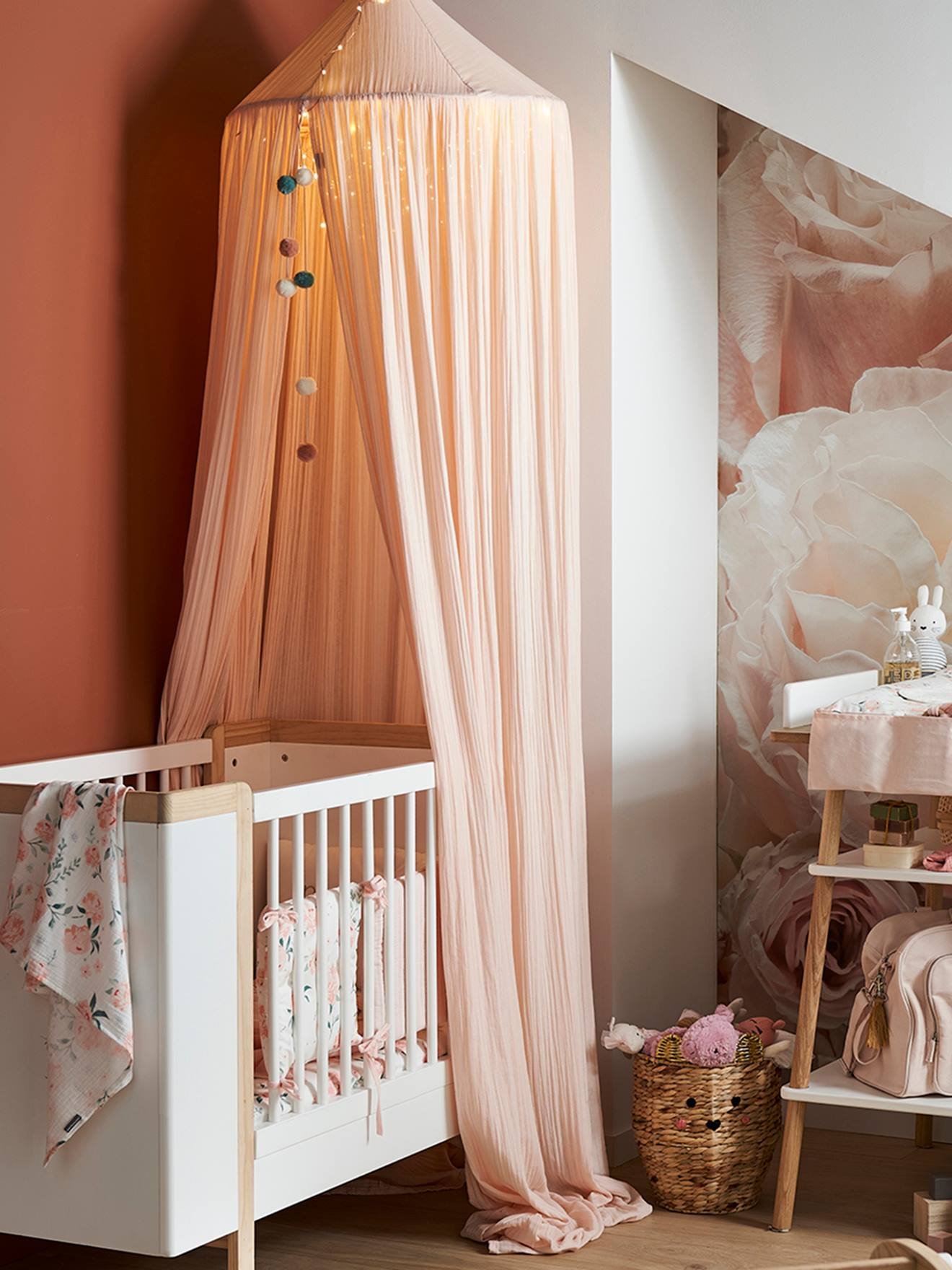 Ciel de lit bébé gaze de coton pompons rose Vertbaudet