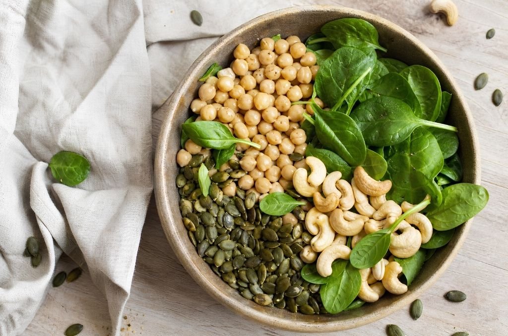 Sources végétales de fer pour la grossesse : pois chiches, graines de courge, épinards et noix de cajou