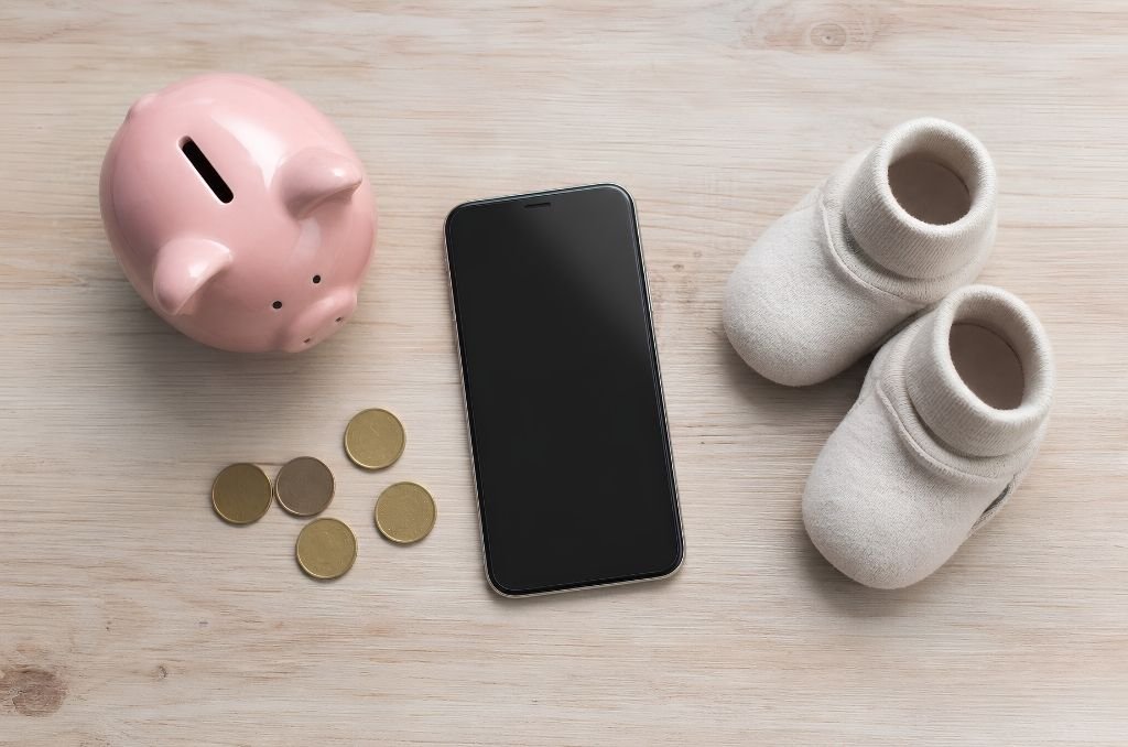 Tirelire cochon, pièces et chaussons bébé pour une cagnotte naissance en ligne