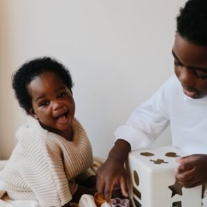 Boîte à formes Mushie multicolore pour bébé
