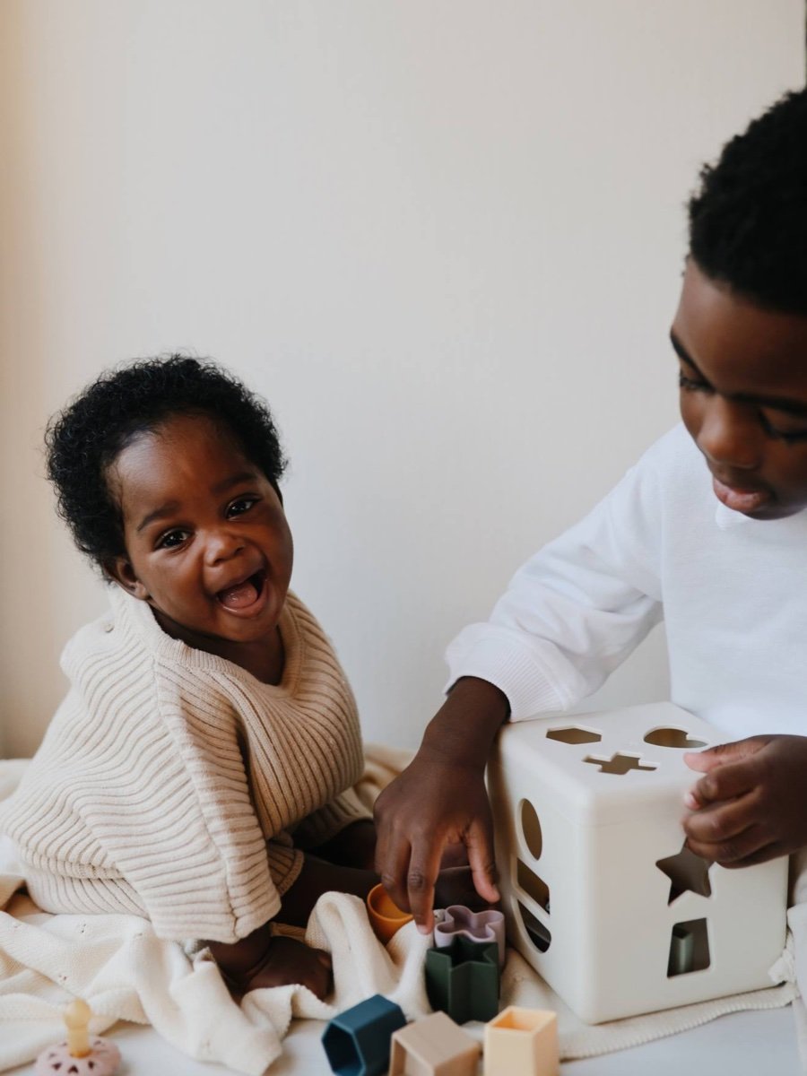 Boîte à formes Mushie multicolore pour bébé