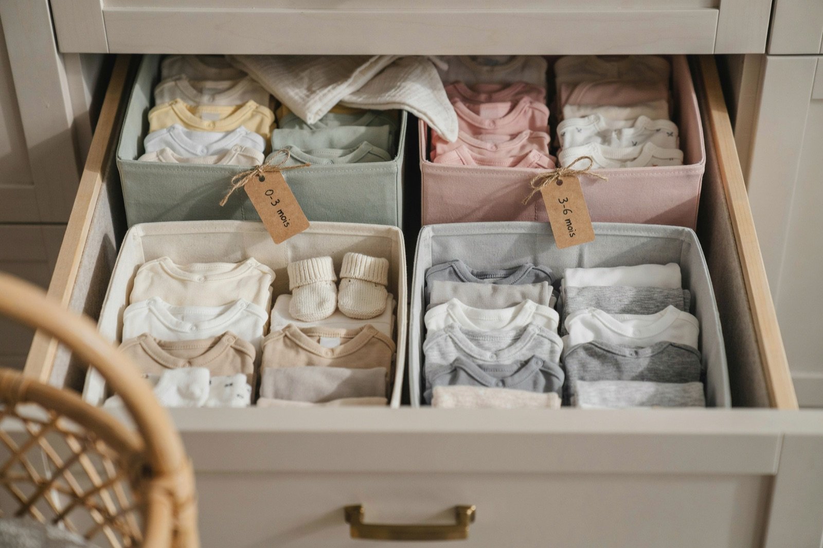 Rangement de chambre bébé avec bacs étiquetés par taille de vêtements, 0-3 mois et 3-6 mois