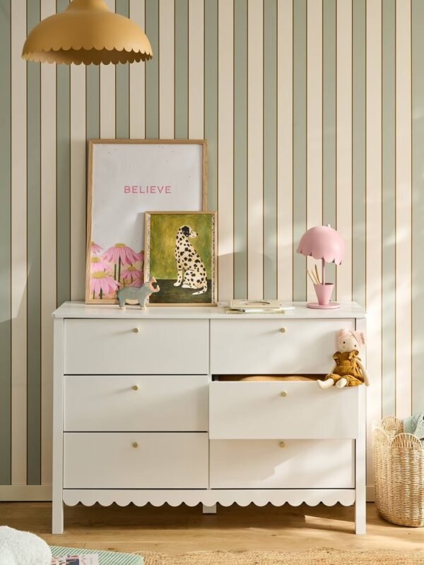 Commode 6 tiroirs Feston Vertbaudet en situation Commode 6 tiroirs Feston Vertbaudet dans une chambre d'enfant