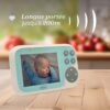 Unité parent du babyphone vidéo Chicco posée sur une table, écran allumé, avec la mention longue portée jusqu'à 200 m