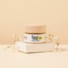 Pot de baume visage Pototam Karité et Coton posé sur un socle blanc Pot de baume visage Pototam Karité et Coton posé sur un socle blanc