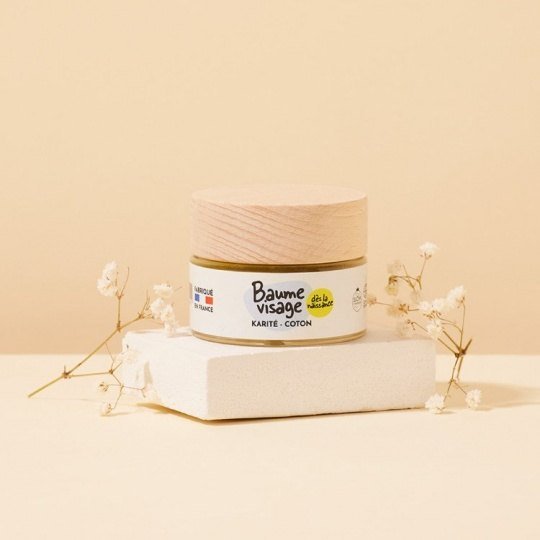 Pot de baume visage Pototam Karité et Coton posé sur un socle blanc Pot de baume visage Pototam Karité et Coton posé sur un socle blanc