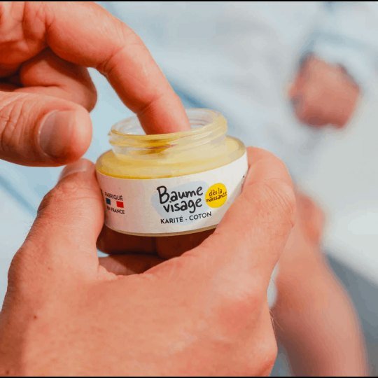 Doigt prélevant du baume visage Pototam dans son pot ouvert Doigt prélevant du baume visage Pototam dans son pot ouvert