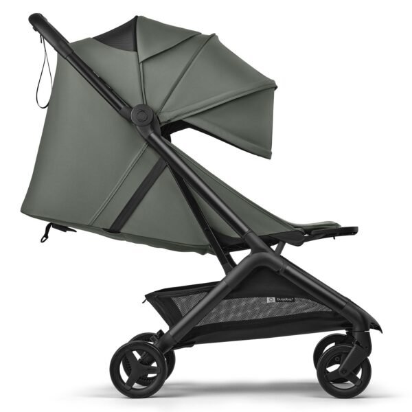 Bugaboo Butterfly 2 Forest Green, dossier incliné Poussette Bugaboo Butterfly 2 Forest Green vue de profil, dossier incliné et capote déployée