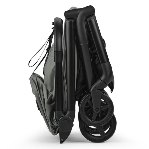 Bugaboo Butterfly 2 Forest Green pliée Poussette Bugaboo Butterfly 2 Forest Green entièrement pliée, posée debout, avec sa sangle de transport
