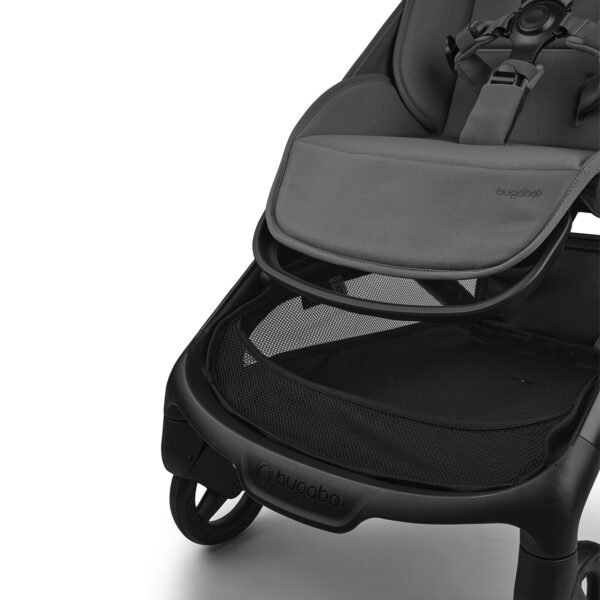 Bugaboo Butterfly 2 Forest Green, repose-jambes et panier Détail du repose-jambes et du panier sous le siège de la poussette Bugaboo Butterfly 2 Forest Green