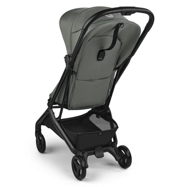 Bugaboo Butterfly 2 Forest Green, vue arrière Poussette Bugaboo Butterfly 2 Forest Green vue de trois quarts arrière, avec le panier sous le siège