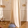 Ciel de lit en coton lavé crème installé au-dessus d'un coussin, en coin lecture Ciel de lit en coton lavé crème installé au-dessus d'un coussin, en coin lecture