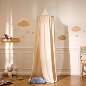 Ciel de lit en coton lavé crème Mon Lit Cabane, suspendu dans une chambre d'enfant