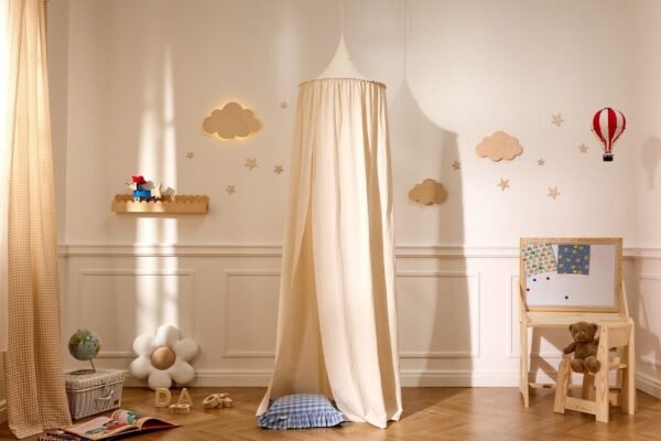 Ciel de lit en coton lavé crème Mon Lit Cabane, suspendu dans une chambre d'enfant Ciel de lit en coton lavé crème Mon Lit Cabane, suspendu dans une chambre d'enfant