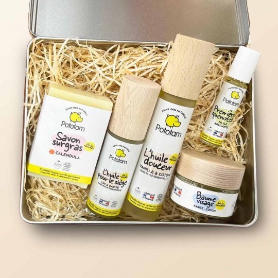 Coffret Merveilles Pototam ouvert, avec savon surgras, huile pour le siège, huile douceur, roll-on Premières Quenottes et baume visage Coffret Merveilles Pototam ouvert, avec savon surgras, huile pour le siège, huile douceur, roll-on Premières Quenottes et baume visage
