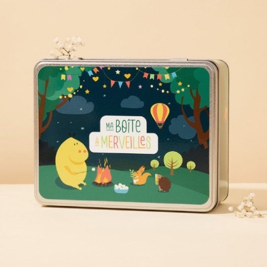 Boîte en métal du coffret Merveilles Pototam, illustrée d’un feu de camp en forêt Boîte en métal du coffret Merveilles Pototam, illustrée d’un feu de camp en forêt