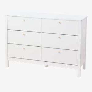 Commode Feston Vertbaudet blanche à 6 tiroirs, boutons dorés et bas festonné, vue de trois quarts