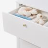 Commode Feston Vertbaudet, détail du tiroir Détail d'un tiroir ouvert de la commode Feston Vertbaudet, avec un livre et des peluches