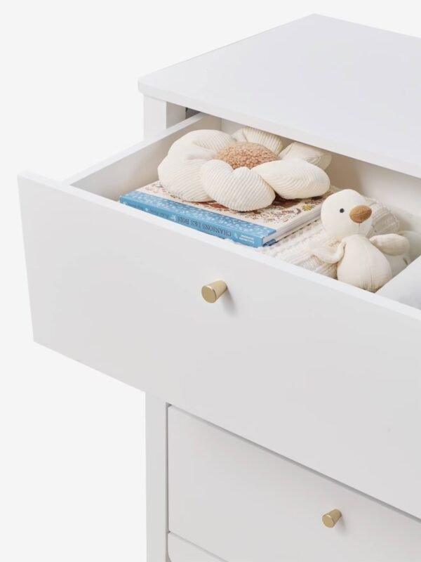Commode Feston Vertbaudet, détail du tiroir Détail d'un tiroir ouvert de la commode Feston Vertbaudet, avec un livre et des peluches
