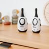 Écoute-bébé Babymoov Simply Care sur une commode Les deux unités de l'écoute-bébé Babymoov Simply Care posées sur une commode en bois, à côté de jouets