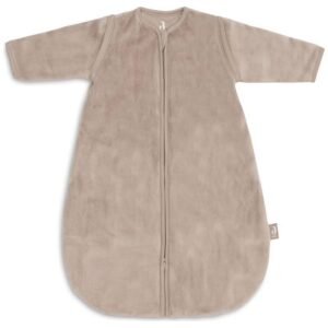 Gigoteuse Jollein Velvet Milky Coffee en velours marron clair, avec ses manches longues et sa fermeture zippée sur le devant