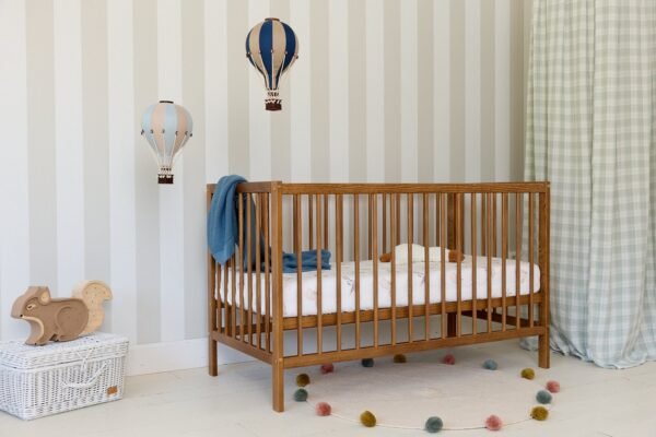 Lit bébé Vera 60x120 Mon Lit Cabane en pin massif, finition vintage Lit bébé Vera 60x120 Mon Lit Cabane en pin massif, finition vintage