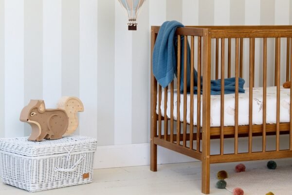 Lit bébé Vera 60x120 Mon Lit Cabane, vue de trois quarts Lit bébé Vera 60x120 Mon Lit Cabane, vue de trois quarts