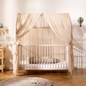 Lit cabane bébé Emma 70x140 Mon Lit Cabane, coloris cachemire, présenté avec une toile en tulle