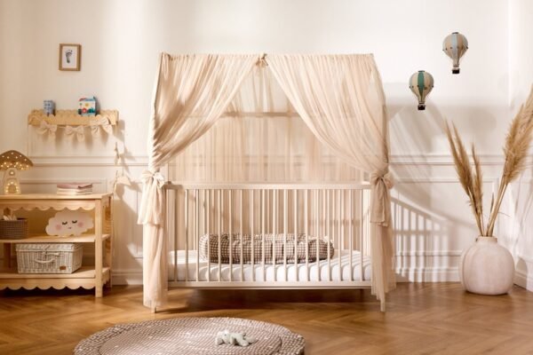 Lit cabane bébé Emma 70x140 Mon Lit Cabane, coloris cachemire, présenté avec une toile en tulle