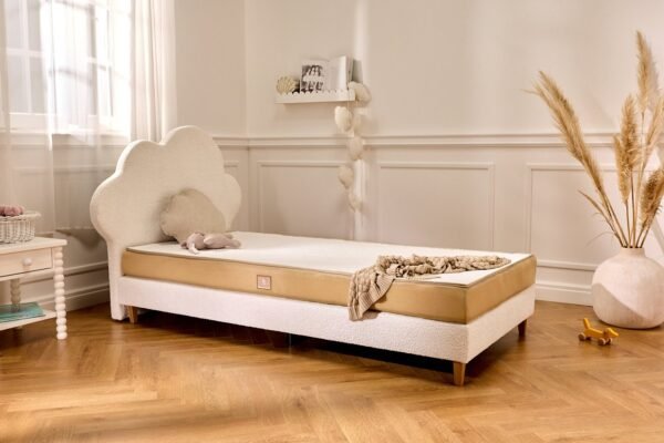 Matelas enfant 90x190 Perséphone Premium posé sur un lit dans une chambre Matelas enfant 90x190 Perséphone Premium posé sur un lit dans une chambre