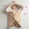 Bébé endormi dans le nid d'ange B'bies beige Bébé endormi dans le nid d'ange B'bies beige