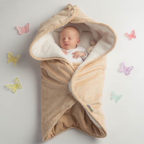 Bébé endormi dans le nid d'ange B'bies beige Bébé endormi dans le nid d'ange B'bies beige