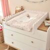Plan à langer Feston Vertbaudet posé sur une commode, avec un matelas à langer