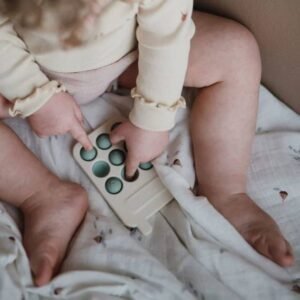 Pop-it téléphone Mushie vert pour bébé