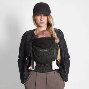 HoodieCarrier 2 Love Radius porté avec un nouveau-né Femme portant un nouveau-né endormi contre elle dans le porte-bébé HoodieCarrier 2 Love Radius wild camo