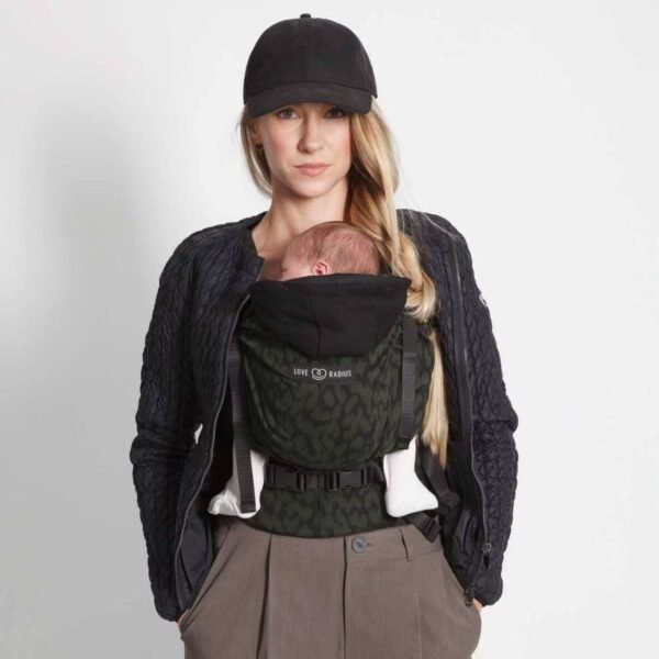 HoodieCarrier 2 Love Radius porté avec un nouveau-né Femme portant un nouveau-né endormi contre elle dans le porte-bébé HoodieCarrier 2 Love Radius wild camo
