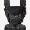 Porte-bébé HoodieCarrier 2 Love Radius wild camo, vu à plat Porte-bébé HoodieCarrier 2 Love Radius wild camo vu à plat : bretelles, têtière noire et ceinture à double boucle