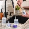 Nettoyage des pots de conservation Lansinoh Pot de conservation Lansinoh nettoyé avec un goupillon au-dessus d'un évier