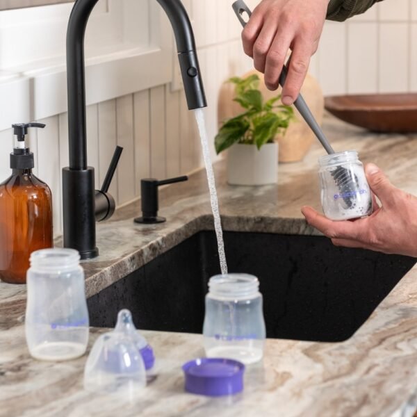 Nettoyage des pots de conservation Lansinoh Pot de conservation Lansinoh nettoyé avec un goupillon au-dessus d'un évier