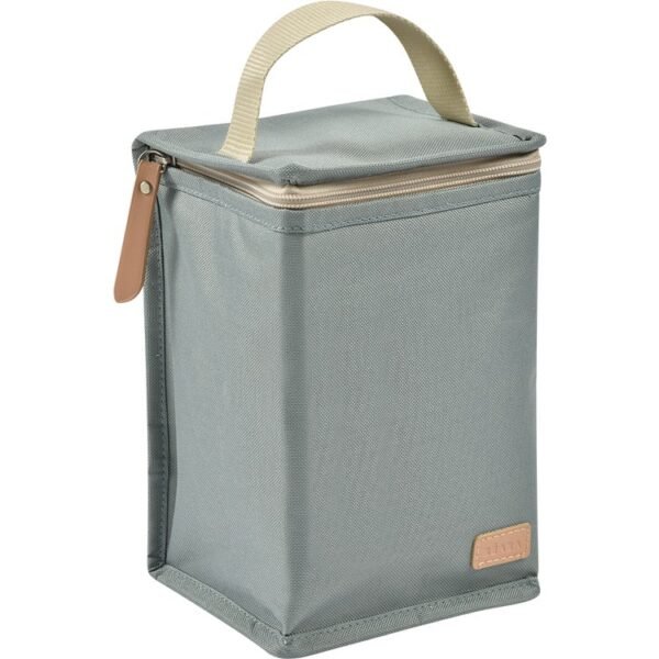 Sac isotherme Béaba vert sauge Sac isotherme Béaba vert sauge de 4,5 L, vu de trois quarts, avec sa poignée