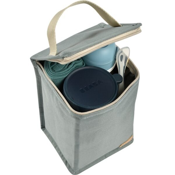 Sac isotherme Béaba vert sauge ouvert Sac isotherme Béaba vert sauge ouvert, avec une boîte repas, une gourde et un lange à l'intérieur