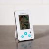 Thermomètre hygromètre BBLUV posé sur son pied Thermomètre hygromètre BBLUV posé sur son pied, sur un plan de travail gris