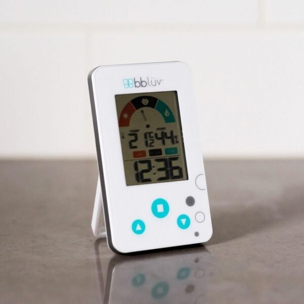 Thermomètre hygromètre BBLUV posé sur son pied Thermomètre hygromètre BBLUV posé sur son pied, sur un plan de travail gris