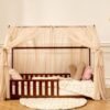Toile de lit cabane en tulle beige sur un lit cabane d'enfant Toile de lit cabane en tulle beige sur un lit cabane d'enfant