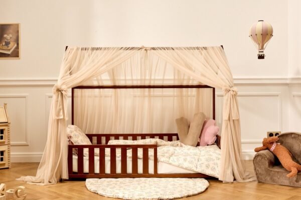 Toile de lit cabane en tulle beige sur un lit cabane d'enfant Toile de lit cabane en tulle beige sur un lit cabane d'enfant