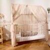 Toile de lit cabane en tulle beige Mon Lit Cabane, modèle L, sur un lit cabane bébé Toile de lit cabane en tulle beige Mon Lit Cabane, modèle L, sur un lit cabane bébé