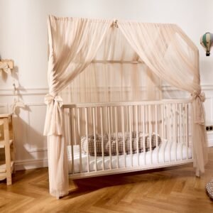 Toile de lit cabane en tulle beige Mon Lit Cabane, modèle L, sur un lit cabane bébé