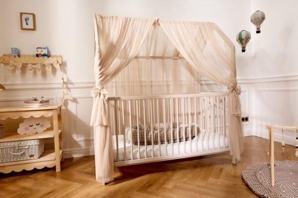 Toile de lit cabane en tulle beige Mon Lit Cabane, modèle L, sur un lit cabane bébé Toile de lit cabane en tulle beige Mon Lit Cabane, modèle L, sur un lit cabane bébé
